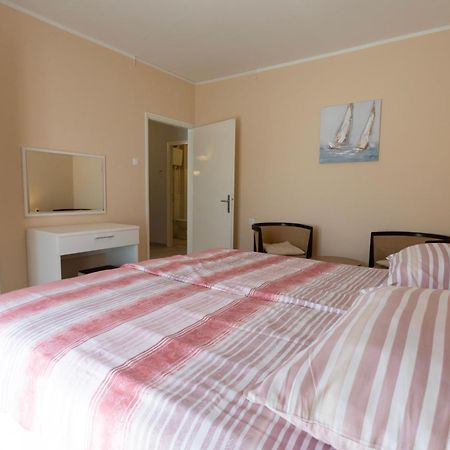Apartments Galeb Рабац Екстериор снимка
