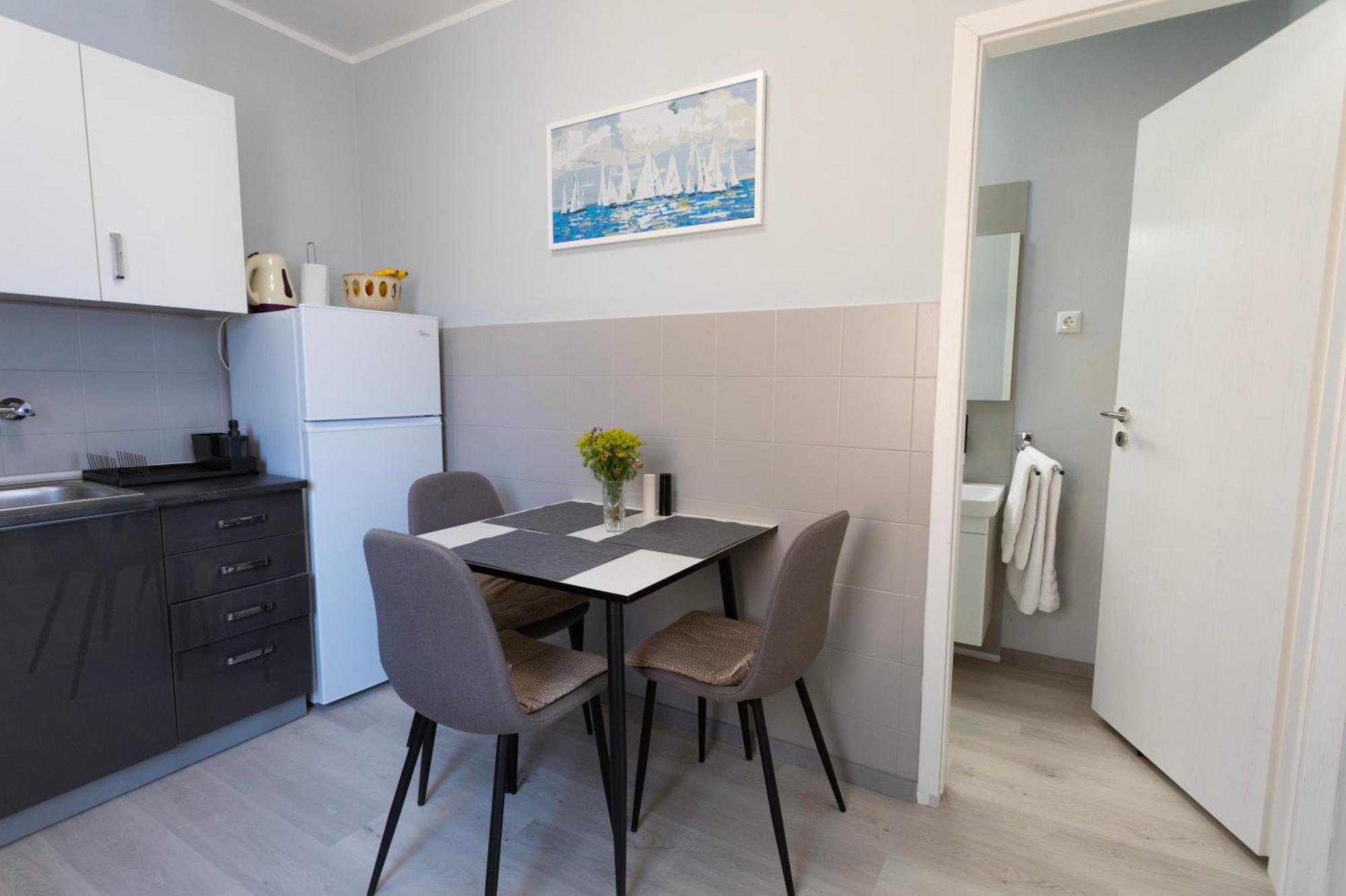 Apartments Galeb Рабац Екстериор снимка