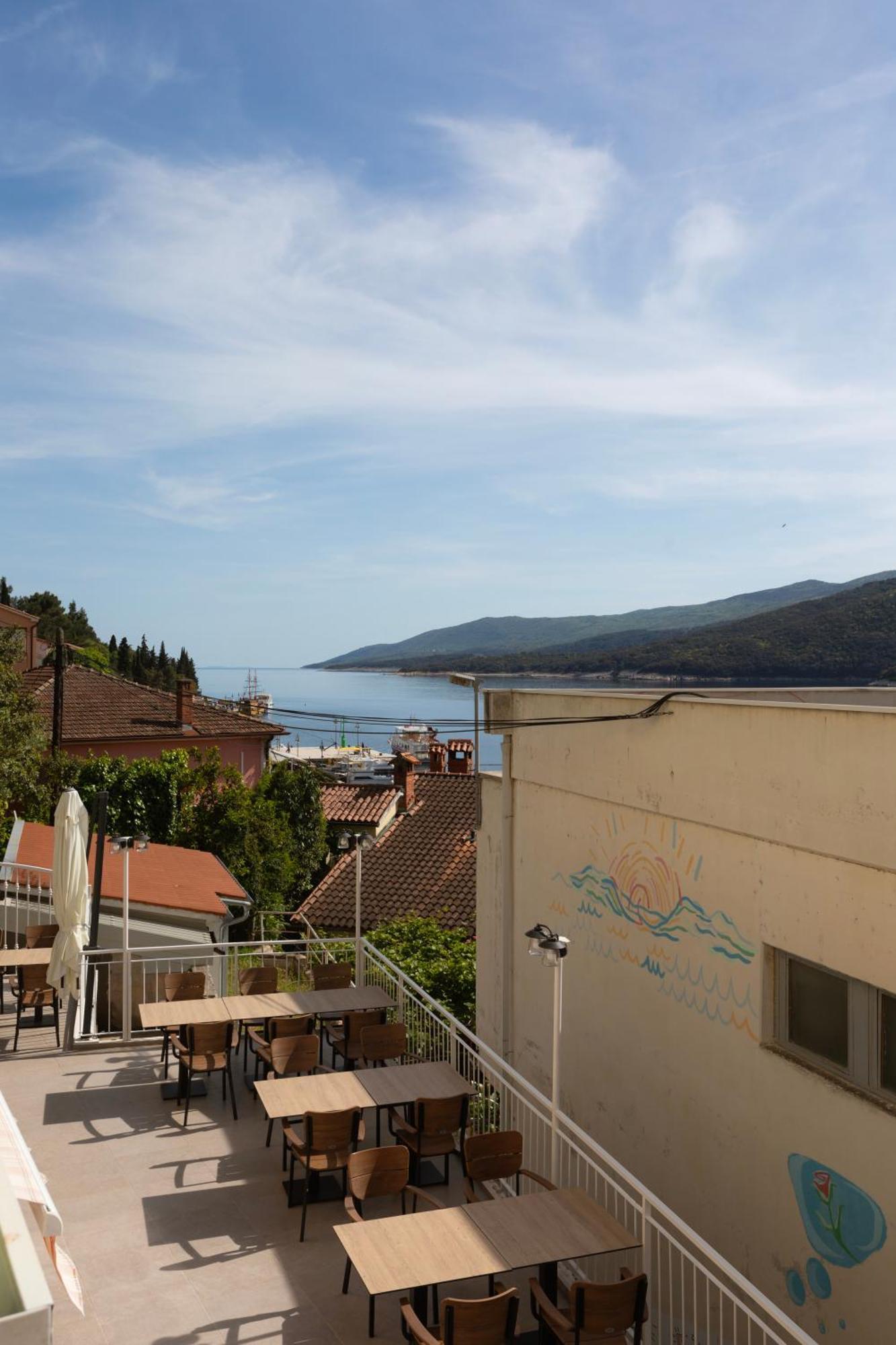 Apartments Galeb Рабац Екстериор снимка